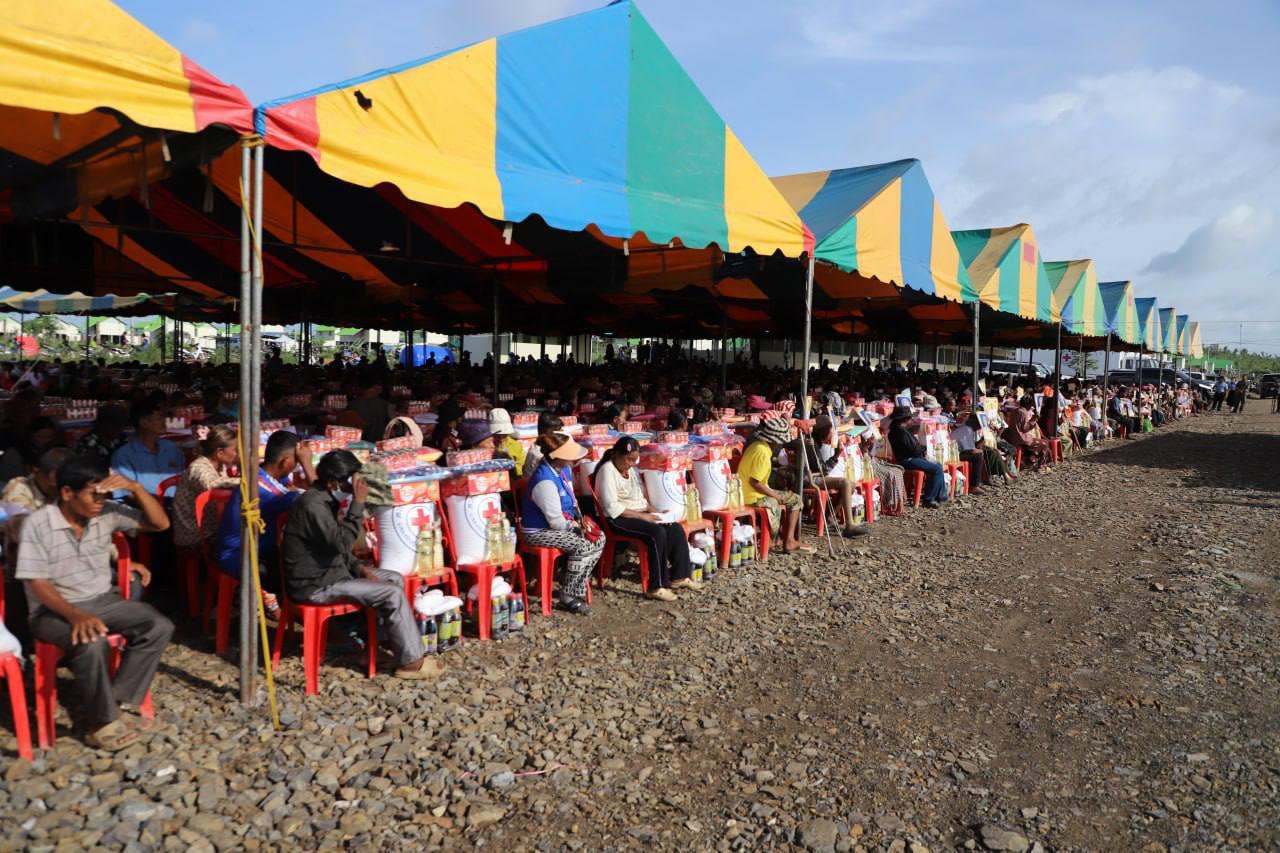 Royal Aid Distributed to Over 1,000 Displaced Families & Veterans in Oddar Meanchey