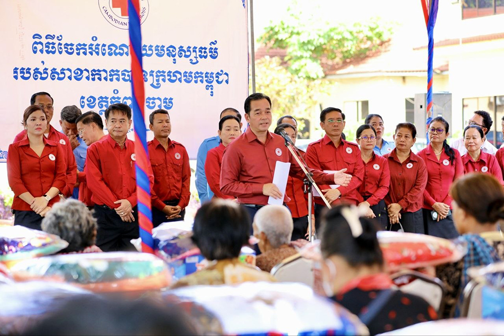 ប្រជាពលរដ្ឋមានជីវភាពខ្វះខាតចំនួន ១៥០គ្រួសារ នៅស្រុកកំពង់សៀមទទួលអំណោយមនុស្សធម៌របស់សម្តេចកិត្តិព្រឹទ្ធបណ្ឌិត ប៊ុន រ៉ានី ហ៊ុន សែន